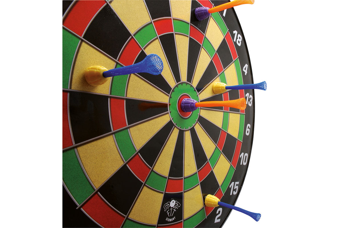 Magnetic dart game