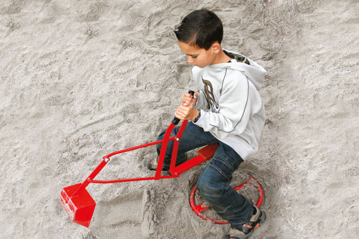 Ensemble pelle à sable géante et casque de chantier